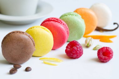 Renkli Fransız macarons natürmort tablo portre üzerinde ahududu ile soyut