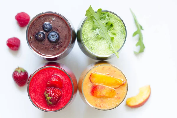 白色木板上的健康新鲜生水果和蔬菜的冰鲜果汁 — 图库照片