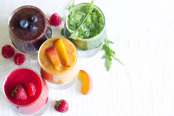 Suco Smoothie Com Frutas Legumes Frescos Saudáveis Tábuas Brancas — Fotografia de Stock