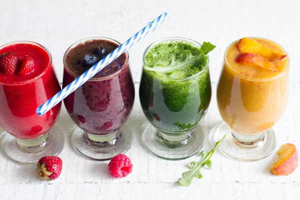 Suco Smoothie Com Frutas Legumes Frescos Saudáveis Tábuas Brancas — Fotografia de Stock