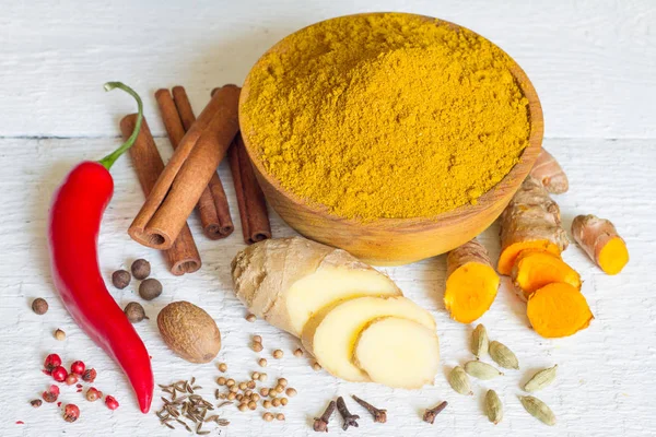 Kerrie Masala Indiase Kruiden Poeder Oude Recept Ingrediënten Witte Planken — Stockfoto