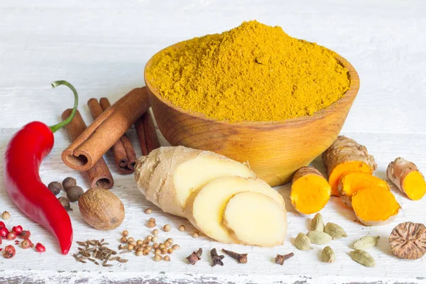 Kerrie Masala Indiase Kruiden Poeder Oude Recept Ingrediënten Witte Planken — Stockfoto