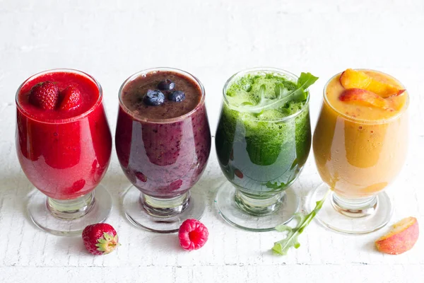 白色木板上的健康新鲜生水果和蔬菜的冰鲜果汁 — 图库照片