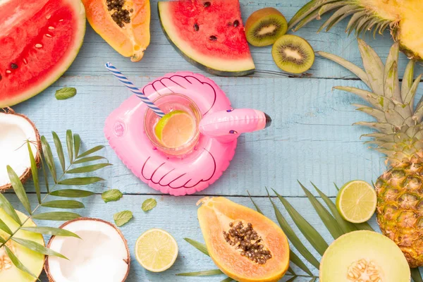 Férias Tropicais Verão Abstrato Fundo Com Palmas Frutas Bebida Flamingo — Fotografia de Stock
