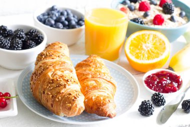 Kruvasan ve beyaz masada sağlıklı kahvaltı