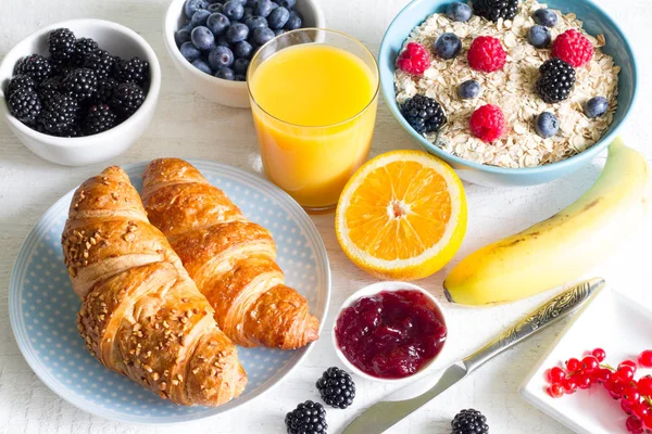 Croissant Und Gesundes Frühstück Auf Weißem Tisch — Stockfoto