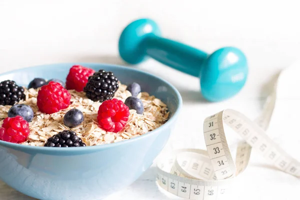 Haferflocken Mit Beeren Und Hantel Sport Gesundes Ernährungskonzept — Stockfoto