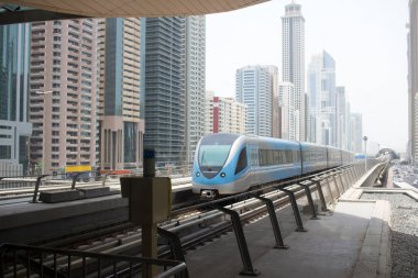 Dubai metro istasyonu ve tren