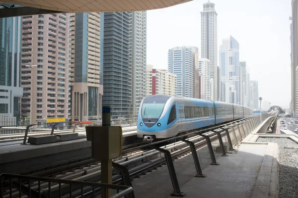 Dubai metro istasyonu ve tren