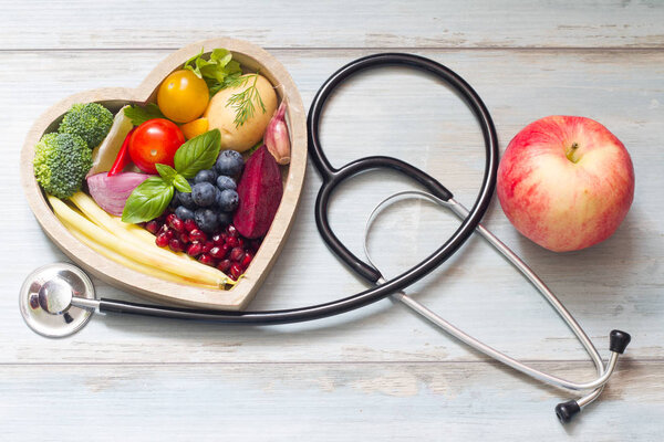 Здоровая пища в сердце концепции диеты со стетоскопом
