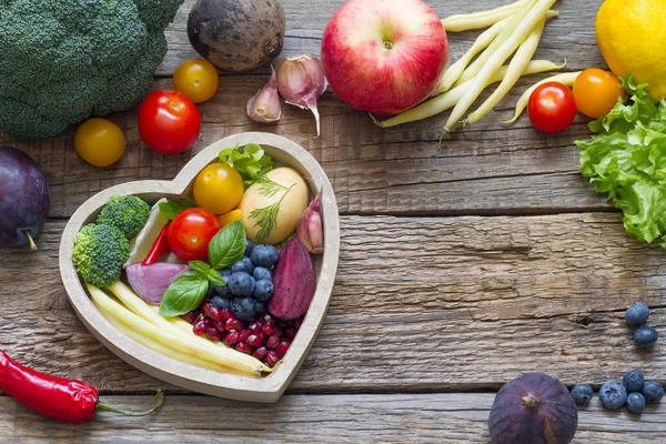 Zdravé Potraviny Jídelníčku Srdce Vaření Koncept Čerstvým Ovocem Zeleninou — Stock fotografie