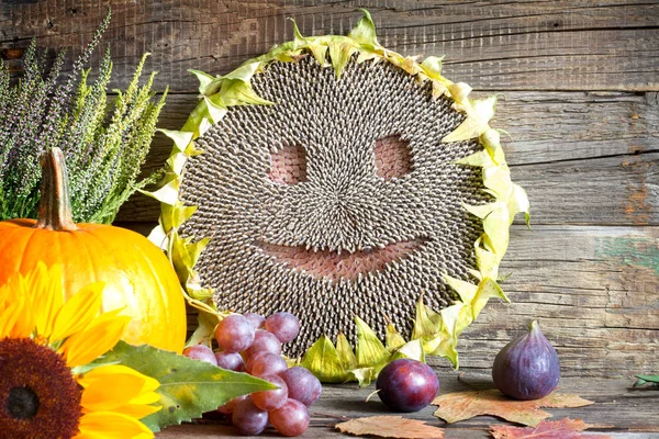 Thanksgiving Herfst Stilleven Met Gelukkig Zonnebloem Groenten Fruit Oogsten — Stockfoto