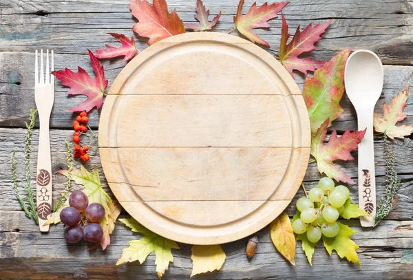 秋の紅葉と空でカッティング ボード食品秋背景コンセプト — ストック写真
