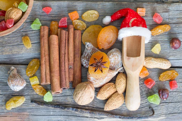 Chapéu Natal Papai Noel Com Frutas Secas Nozes Fundo Madeira — Fotografia de Stock