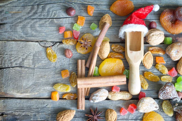 Čepice Vánoční Santa Claus Sušené Ovoce Ořechy Dřevěné Pozadí — Stock fotografie