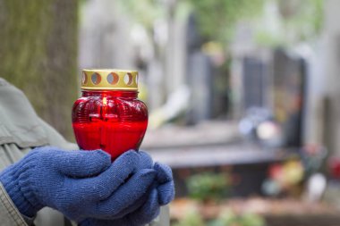 Azizler günü ve mum Işık mezarlığı üzerinde bellek ile Hıristiyan el