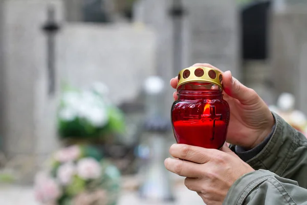 Allerheiligen Und Christliche Hände Mit Kerzenlicht Der Erinnerung Auf Dem — Stockfoto