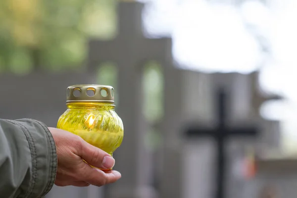 Ognissanti Mani Cristiane Con Lume Candela Della Memoria Sul Cimitero — Foto Stock