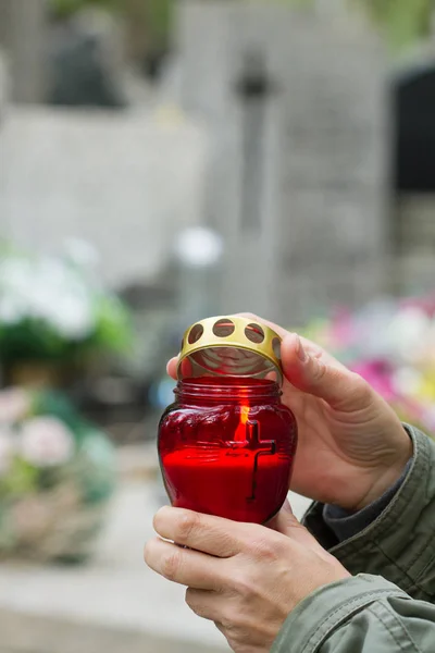 Dia Todos Santos Mãos Cristãs Com Luz Vela Memória Cemitério — Fotografia de Stock