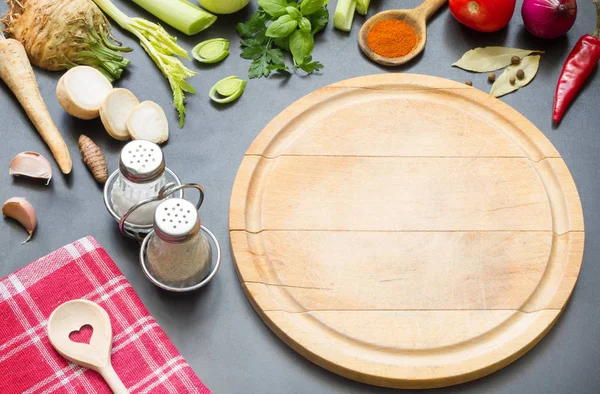 烹调在厨房食物背景概念与香料菜和切开板 — 图库照片