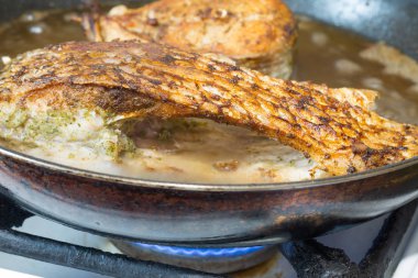 Nehir Çipura balığı üzerinde yağı tavada kızartma