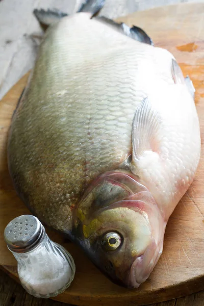 Raw Ποταμού Τσιπούρα Ψάρι Στο Τραπέζι Στην Κουζίνα — Φωτογραφία Αρχείου