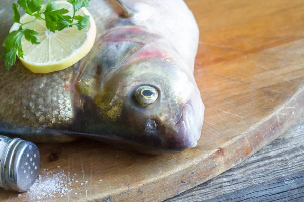 Ham Nehir Çipura Balığı Mutfakta Masada — Stok fotoğraf