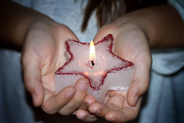 Las Manos Del Niño Sosteniendo Vela Estrella Navidad Señal Noche — Foto de Stock