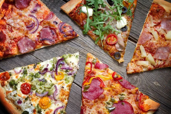 Trozos Pizza Diferentes Tipos Viejas Tablas Retro Concepto Bodegón —  Fotos de Stock