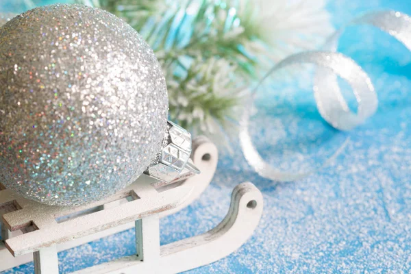 Decoração Natal Abstrata Com Bugiganga Prata Fundo Azul Neve — Fotografia de Stock