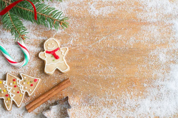 圣诞节自制姜饼饼干和抽象的背景与糖在船上 — 图库照片