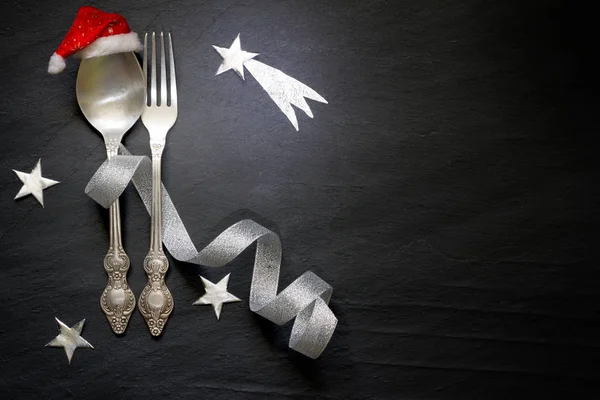 Mesa Abstracta Navidad Con Cubiertos Plata Estrellas Noche Sobre Fondo —  Fotos de Stock