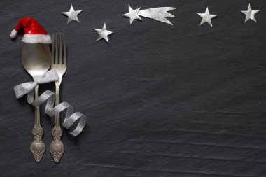 Noel Özet Tablo ile gümüş çatal bıçak takımı ve yıldız gecede mermer siyah arka plan üzerine