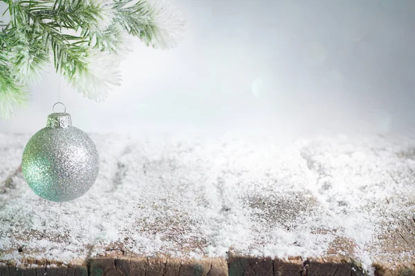 抽象圣诞节背景与银色小泡在冷杉和空雪桌 — 图库照片