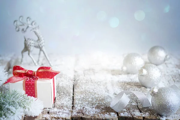 Αφηρημένα Φόντο Χριστούγεννα Ασημένια Στολίδια Δώρο Και Τάρανδος Στο Χιόνι — Φωτογραφία Αρχείου