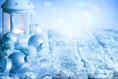 Noel soyut dekorasyon süsleme ve arka plan baubles fener şerit mavi boş tablo üzerinde