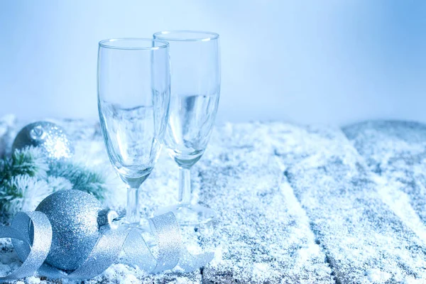 空のグラス シャンパンとクリスマス新年の大晦日ディナー背景コンセプト — ストック写真