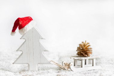 Beyaz arka plan üzerinde orman soyut Noel kavramı için koni hediye ağacıyla Noel Baba