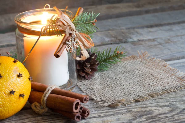 Adorno Orgánico Navidad Hecho Mano Con Vela Vieja Mesa Madera — Foto de Stock