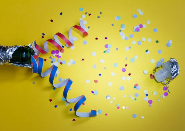 Nieuwjaar Party Abstract Concept Met Champagne Confetti Gele Achtergrond — Stockfoto