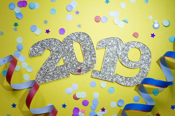 シャンパンと背景が黄色の紙吹雪 2019年新年党抽象概念 — ストック写真