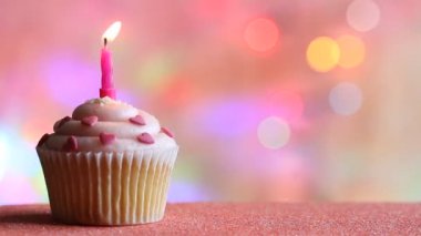 Doğum günü kek ve renkli ufuk arka plan parti kavramı üzerine de mum