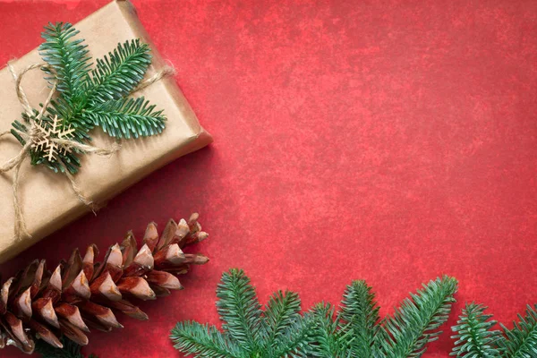 Regalos Simples Decoración Adornos Navidad Abeto Sobre Fondo Rojo Vacío — Foto de Stock