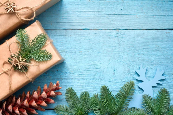 Einfache Geschenke Und Tannenbaumschmuck Auf Hölzernen Leeren Blauen Alten Hintergrundplanken — Stockfoto