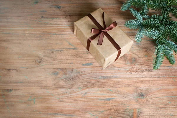 Eenvoudige Gift Box Spar Kerstboom Lege Houten Achtergrond — Stockfoto