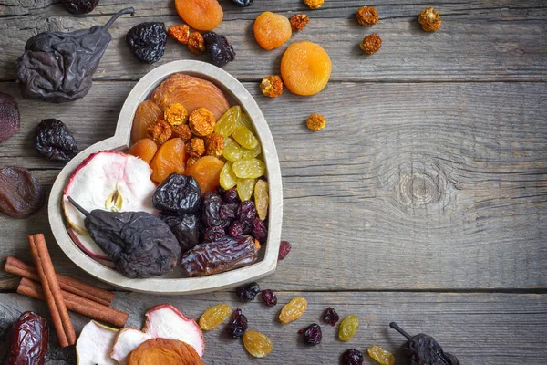 Frutos Secos Tábua Madeira Conceito Alimento Coração — Fotografia de Stock