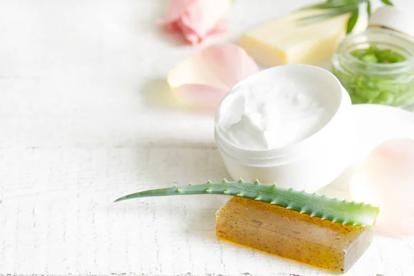 Cosmética Natural Para Cuidado Piel Con Pétalos Rosa Aloe Vera —  Fotos de Stock