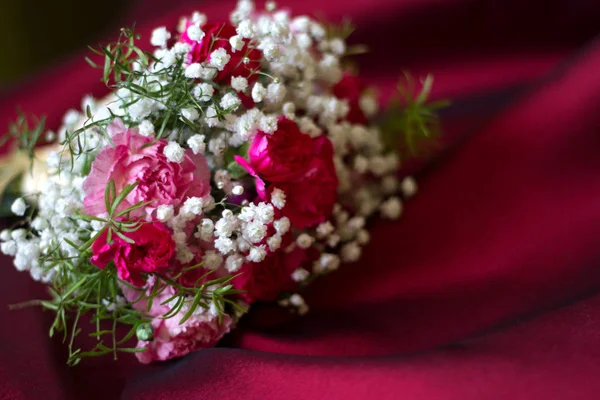 Boeket Bloemen Rode Stof Verliefdheid Florale Achtergrond Concept — Stockfoto