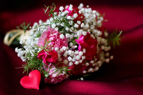 Boeket Bloemen Rode Stof Verliefdheid Valentijnsdag Bloemen Achtergrond Concept Met — Stockfoto