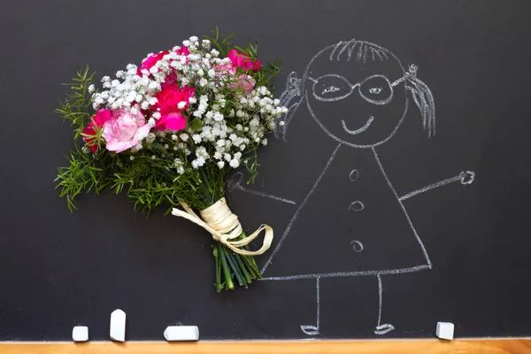 Mädchen Mit Blumenstrauß Auf Tafel Lehrer Tag Abstraktes Konzept — Stockfoto